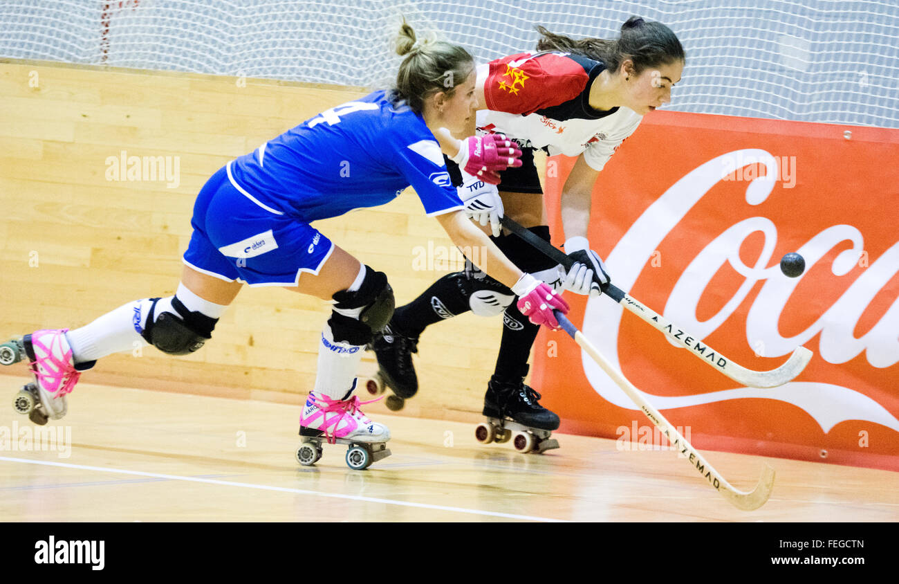 Gijon, Spagna. Il 6 febbraio, 2016. Marta Gonzalez (Hostelcur Gijon HC) controlla la sfera coperta da Malvina Heng (US Coutras) rullo durante la partita di hockey dei quarti di finale di CERH femminile di Coppa Europea tra Hostelcur Gijon HC e noi Coutras al centro MataJove il 6 febbraio 2016 a Gijon, Spagna. Credito: David Gato/Alamy Live News Foto Stock