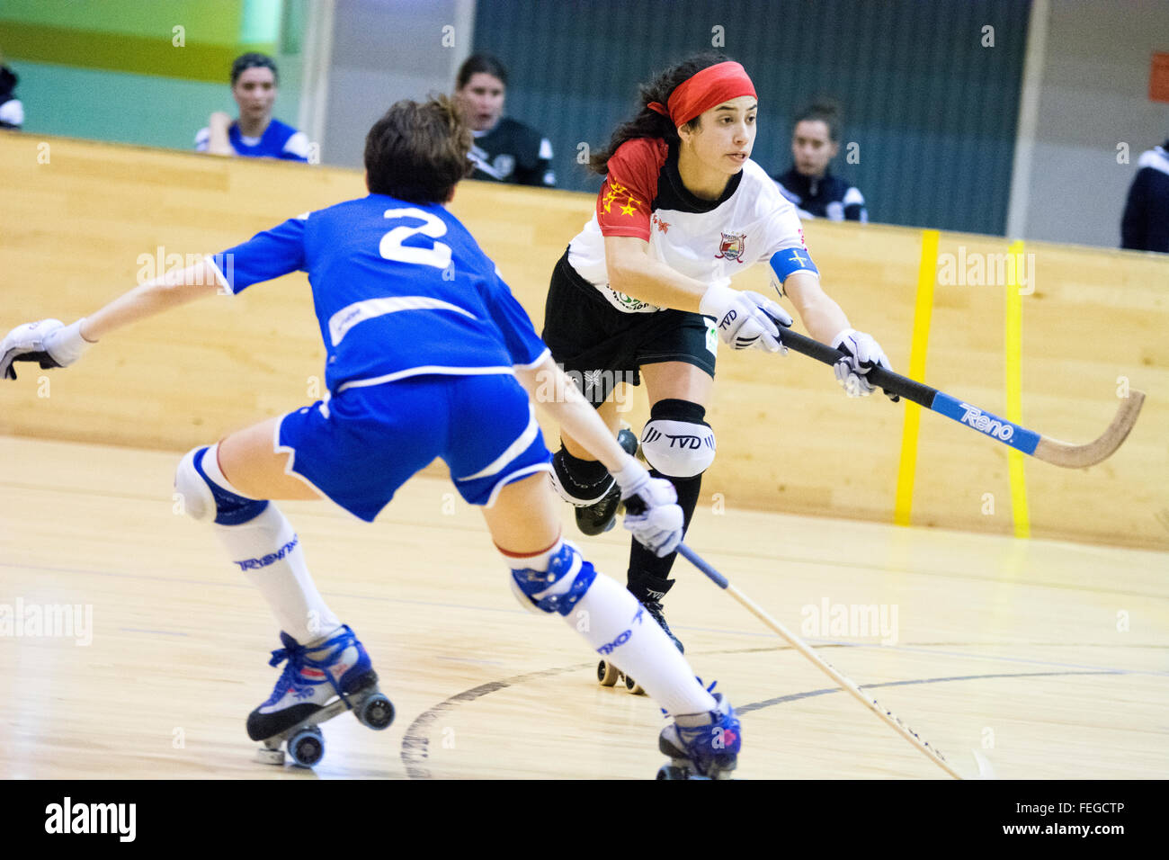 Gijon, Spagna. Il 6 febbraio, 2016. Sara Gonzalez Lolo (Hostelcur Gijon HC) prende un tiro in porta rullo durante la partita di hockey dei quarti di finale di CERH femminile di Coppa Europea tra Hostelcur Gijon HC e noi Coutras al centro MataJove il 6 febbraio 2016 a Gijon, Spagna. Credito: David Gato/Alamy Live News Foto Stock