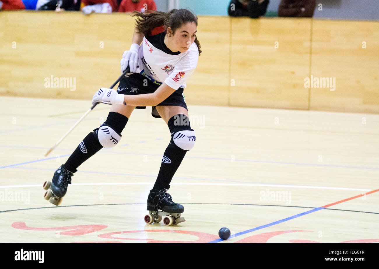 Gijon, Spagna. Il 6 febbraio, 2016. Marta Gonzalez (Hostelcur Gijon HC) in azione durante il rullo partita di hockey dei quarti di finale di CERH femminile di Coppa Europea tra Hostelcur Gijon HC e noi Coutras al centro MataJove il 6 febbraio 2016 a Gijon, Spagna. Credito: David Gato/Alamy Live News Foto Stock