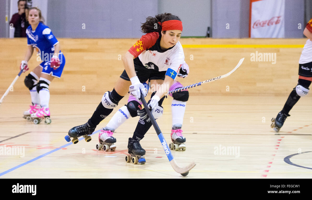 Gijon, Spagna. Il 6 febbraio, 2016. Sara Gonzalez Lolo (Hostelcur Gijon HC) in azione durante il rullo partita di hockey dei quarti di finale di CERH femminile di Coppa Europea tra Hostelcur Gijon HC e noi Coutras al centro MataJove il 6 febbraio 2016 a Gijon, Spagna. Credito: David Gato/Alamy Live News Foto Stock