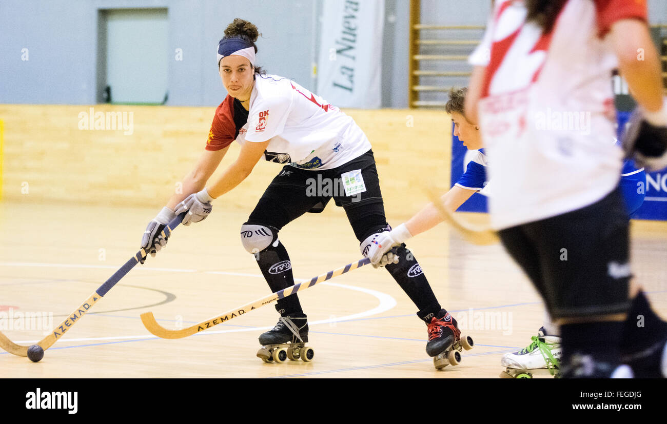 Gijon, Spagna. Il 6 febbraio, 2016. Maria Diez (Hostelcur Gijon HC) in azione durante il rullo partita di hockey dei quarti di finale di CERH femminile di Coppa Europea tra Hostelcur Gijon HC e noi Coutras al centro MataJove il 6 febbraio 2016 a Gijon, Spagna. Credito: David Gato/Alamy Live News Foto Stock