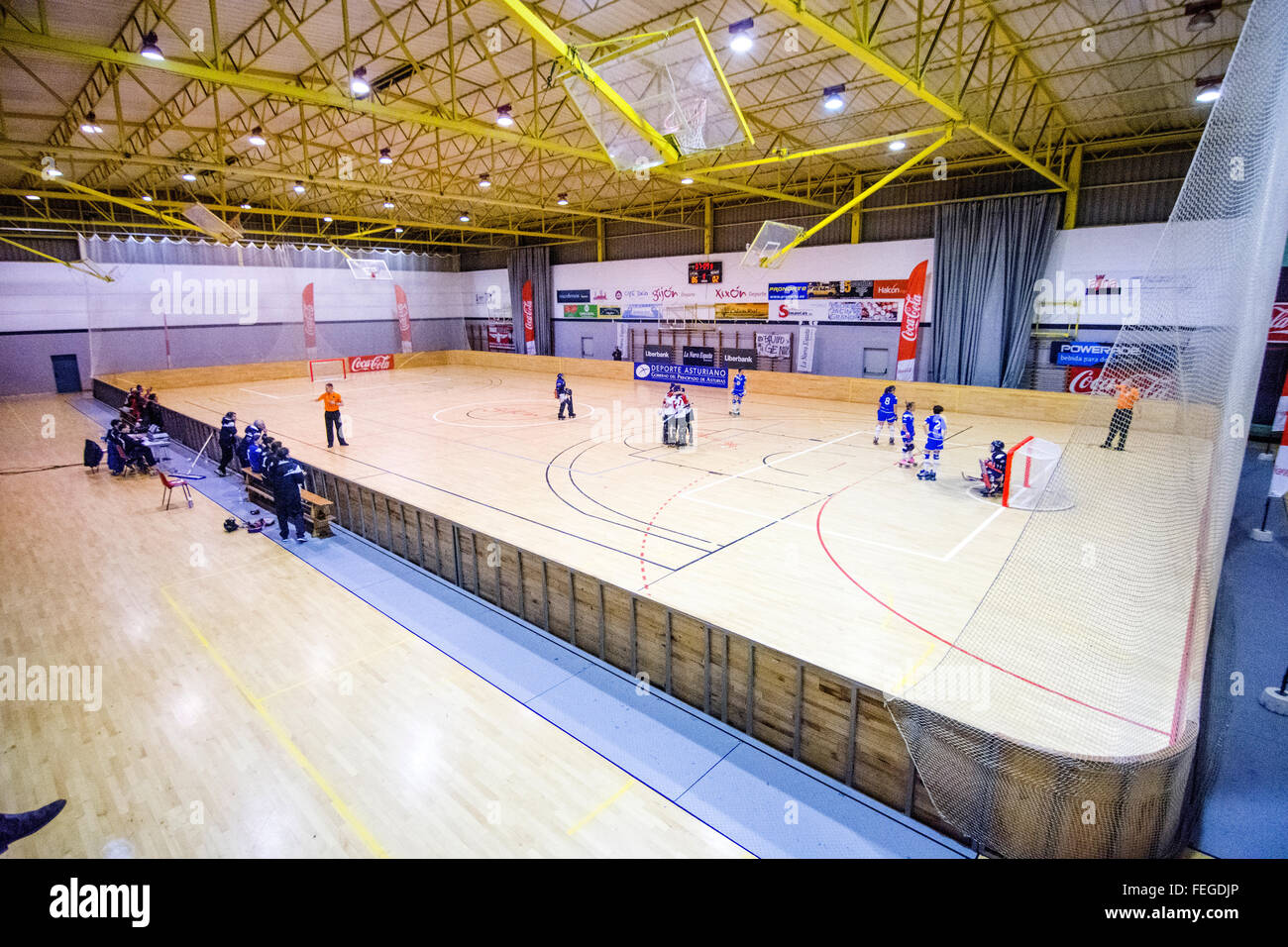 Gijon, Spagna. Il 6 febbraio, 2016. Il rullo partita di hockey dei quarti di finale di CERH femminile di Coppa Europea tra Hostelcur Gijon HC e noi Coutras al centro MataJove il 6 febbraio 2016 a Gijon, Spagna. Credito: David Gato/Alamy Live News Foto Stock