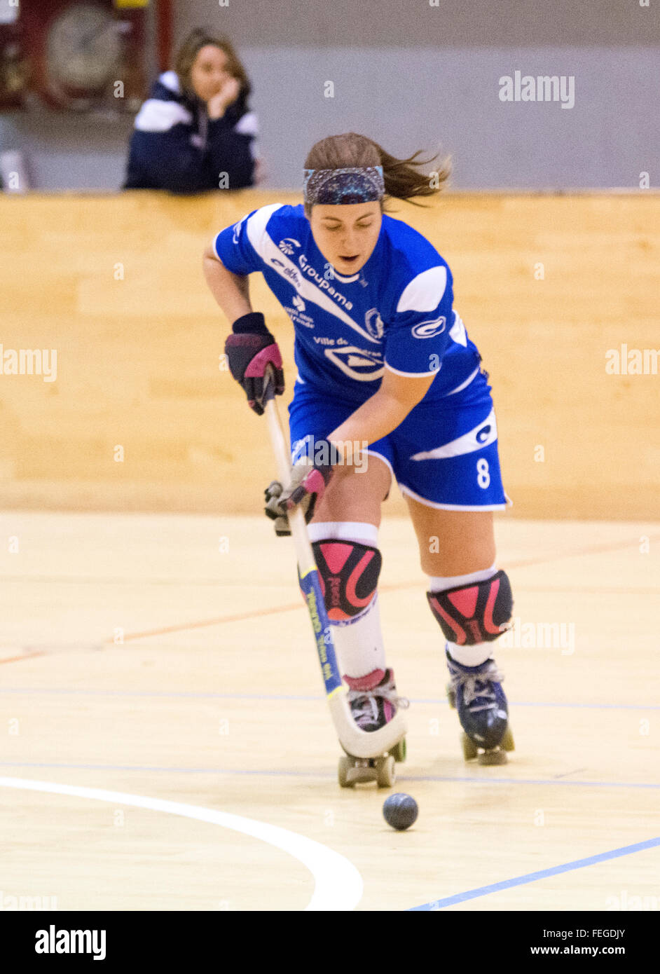 Gijon, Spagna. Il 6 febbraio, 2016. Anna Gil Vendrell (US Coutras) in azione durante il rullo partita di hockey dei quarti di finale di CERH femminile di Coppa Europea tra Hostelcur Gijon HC e noi Coutras al centro MataJove il 6 febbraio 2016 a Gijon, Spagna. Credito: David Gato/Alamy Live News Foto Stock