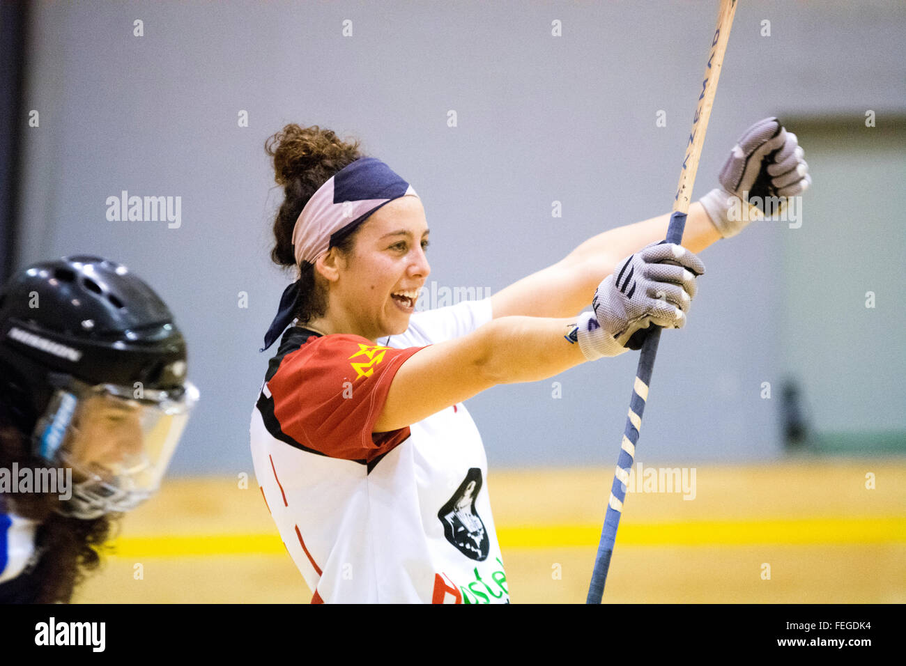 Gijon, Spagna. Il 6 febbraio, 2016. Maria Diez (Hostelcur Gijon HC) celebra la sua vittoria rullo durante la partita di hockey dei quarti di finale di CERH femminile di Coppa Europea tra Hostelcur Gijon HC e noi Coutras al centro MataJove il 6 febbraio 2016 a Gijon, Spagna. Credito: David Gato/Alamy Live News Foto Stock