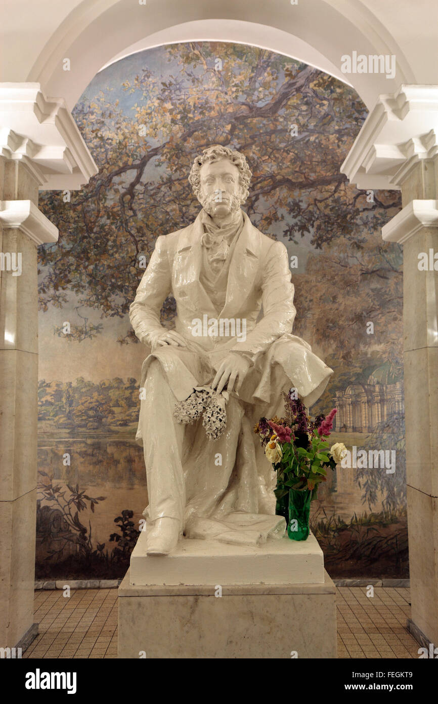 Una statua di Pushkin all'interno del Pushkinskaya Stazione della Metropolitana a San Pietroburgo, Russia. Foto Stock