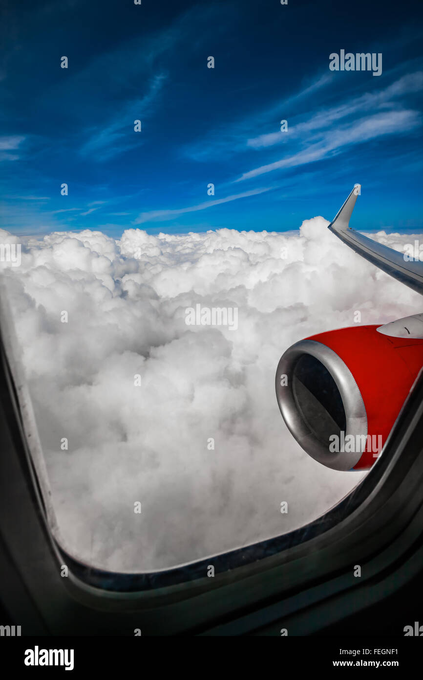 Immagine classica attraverso il finestrino per aerei sul motore a getto Foto Stock