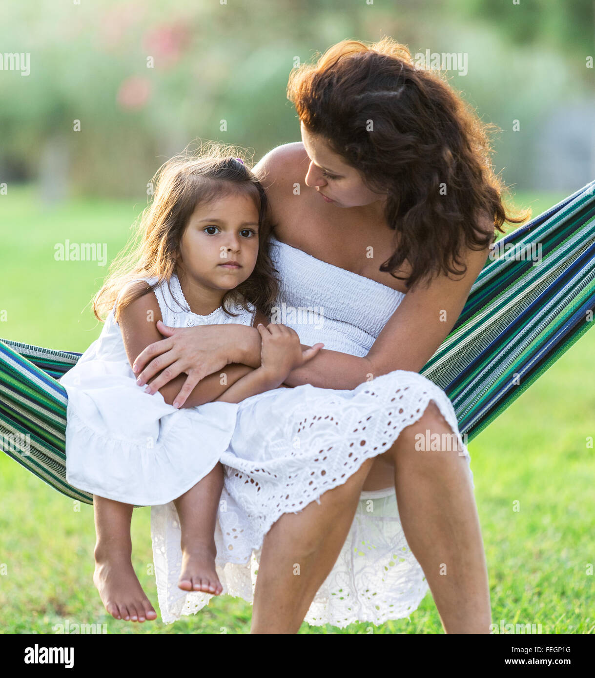 Madre e figlia sono a riposo nel lato del paese. Foto Stock