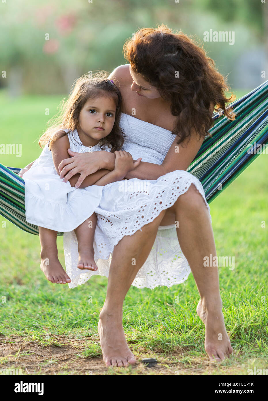 Madre e figlia sono a riposo nel lato del paese. Foto Stock