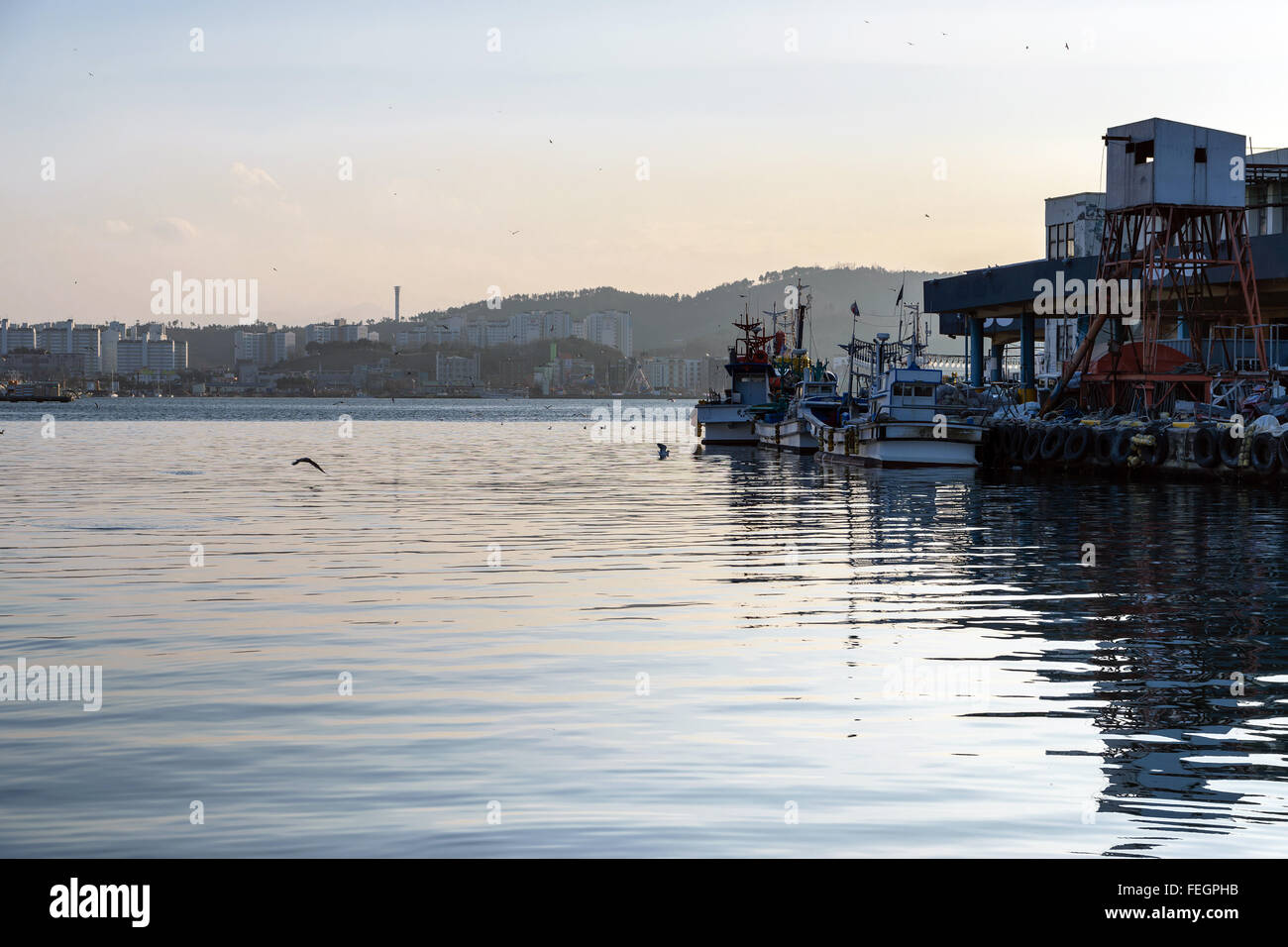 Seuol,Korea-January 2,2016:barche da pesca ancorato in un villaggio di pescatori in Corea. Foto Stock