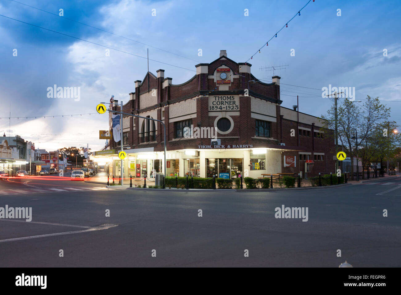 Negozi di vendita al dettaglio e le banche che circonda Thom's Corner, la principale chiesa e strade, West Wyalong NSW Australia Foto Stock