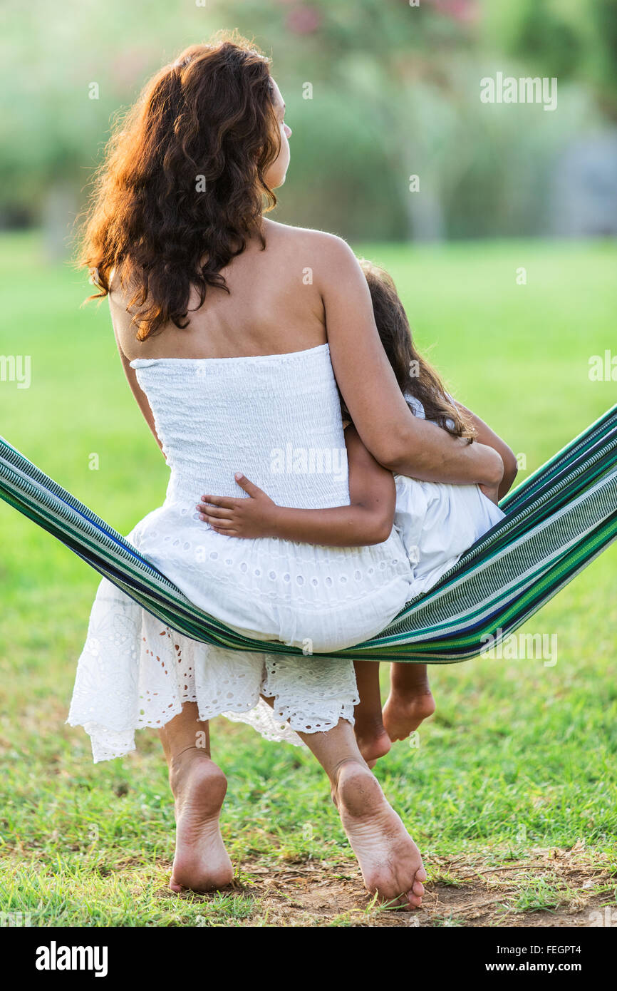 Madre e figlia sono a riposo nel lato del paese. Foto Stock