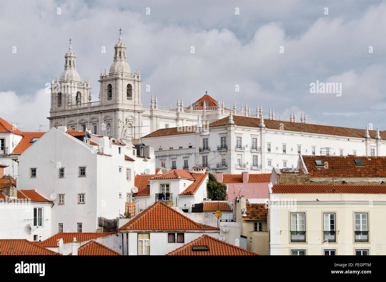 Vista con la Chiesa di Santo Estêvão, Alfama. Lisbona, Portogallo Foto Stock