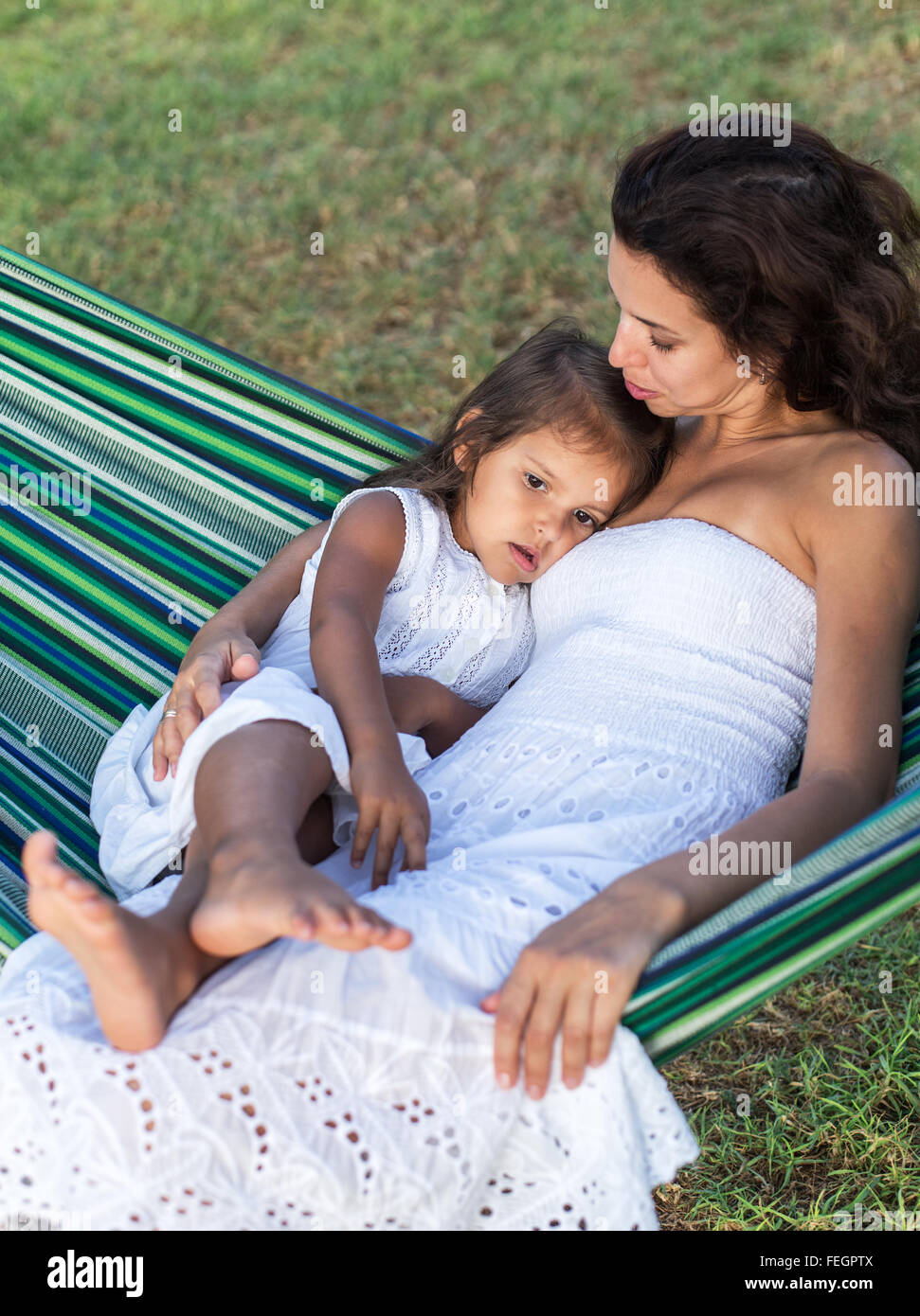 Madre e figlia sono a riposo nel lato del paese. Foto Stock