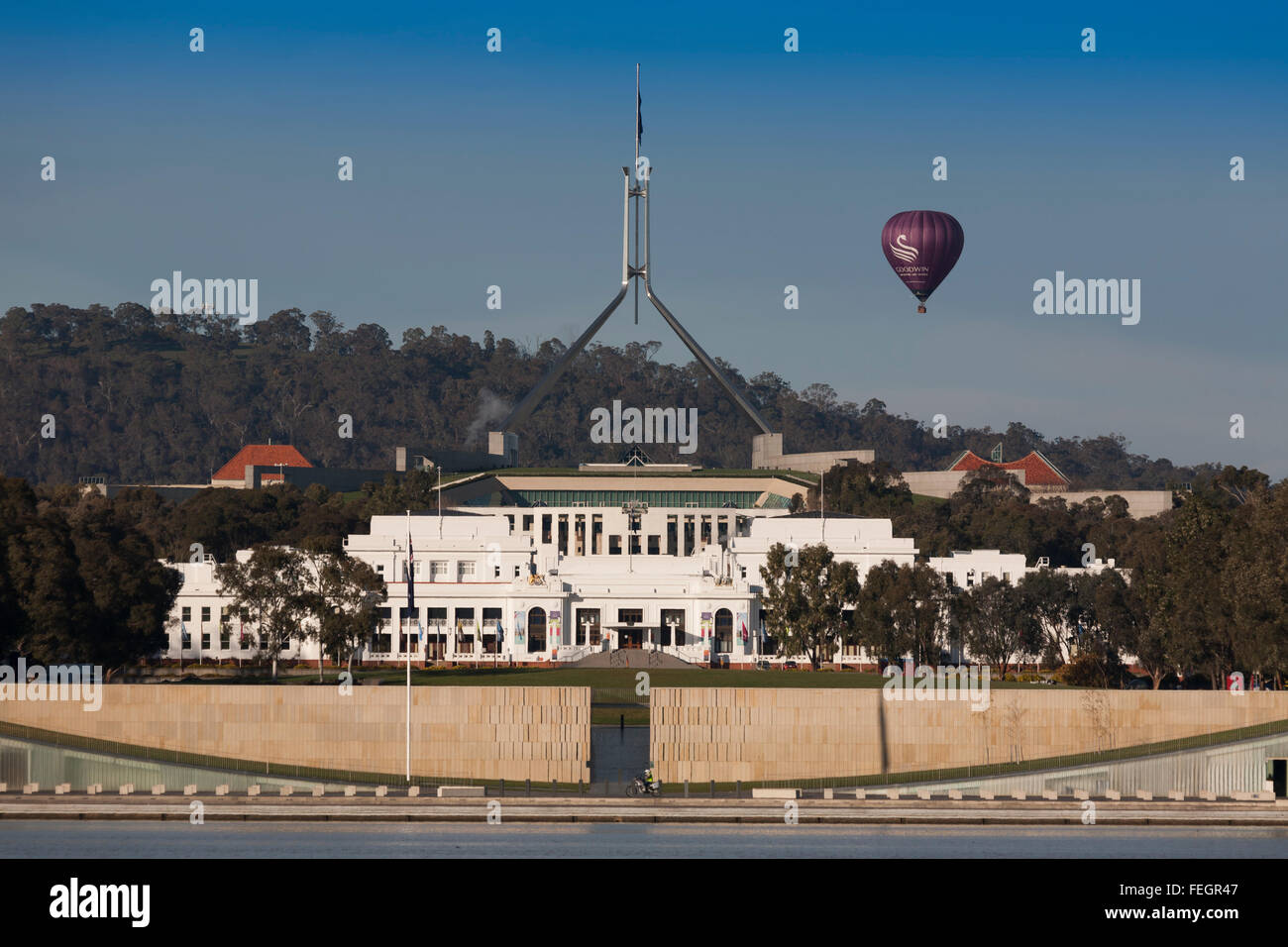 Volo in mongolfiera sopra le case del Parlamento di Canberra ACT Australia Foto Stock