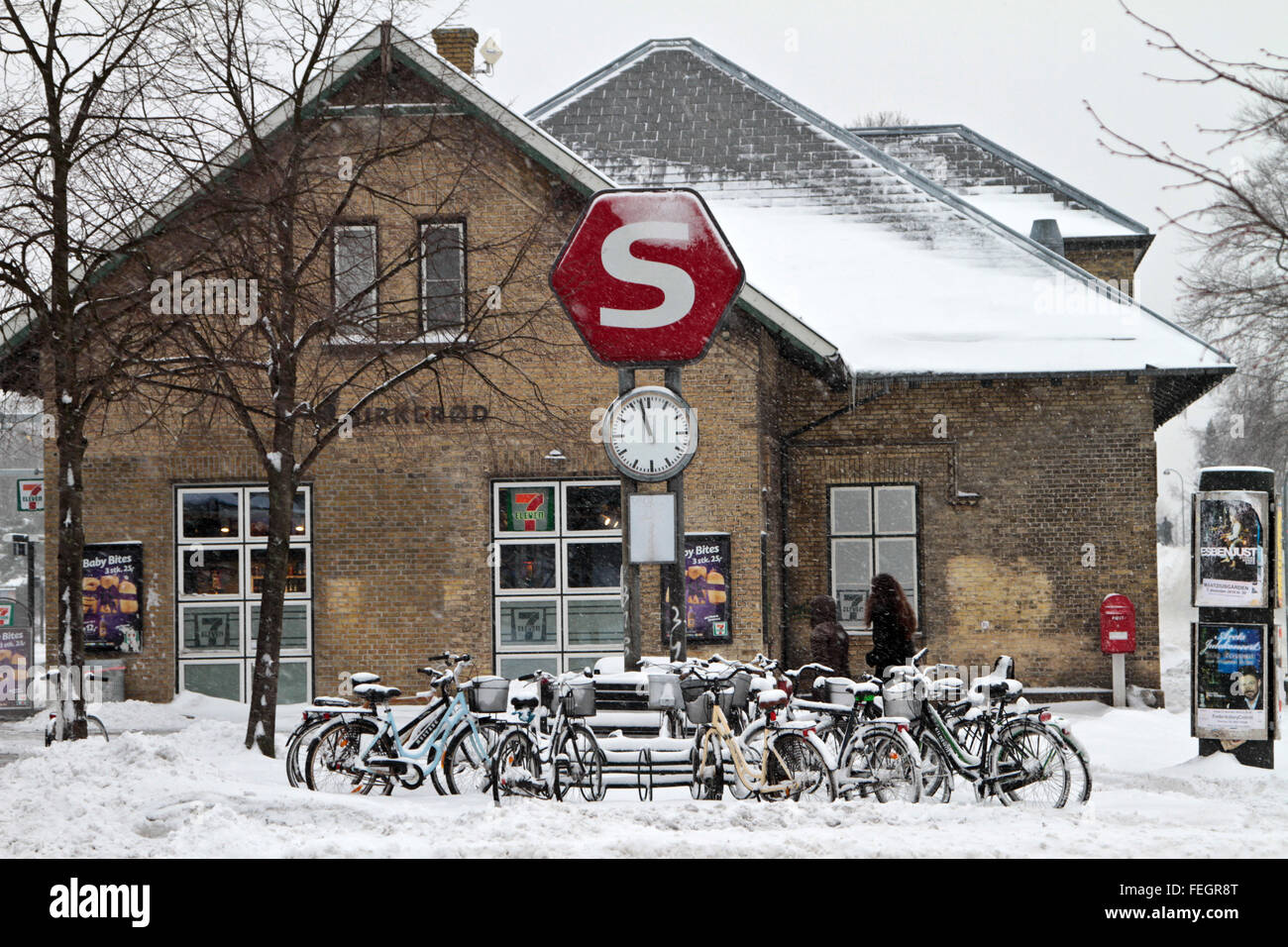 Inverno in un villaggio in Danimarca con un sacco di neve davanti alla stazione ferroviaria (S) e parcheggio bici Foto Stock