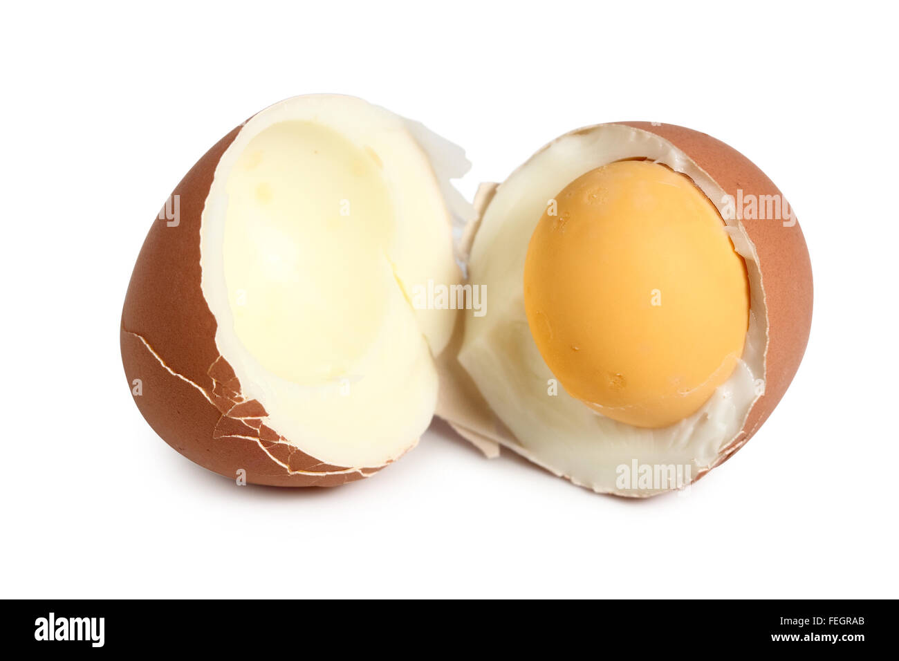 Marrone rotto le uova sode con il guscio. Isolato con percorso di clipping. Macro. Foto Stock