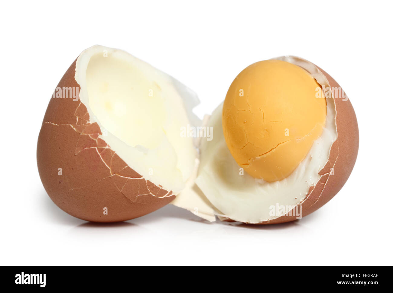 Marrone rotto le uova sode con il guscio. Isolato con percorso di clipping. Macro. Foto Stock