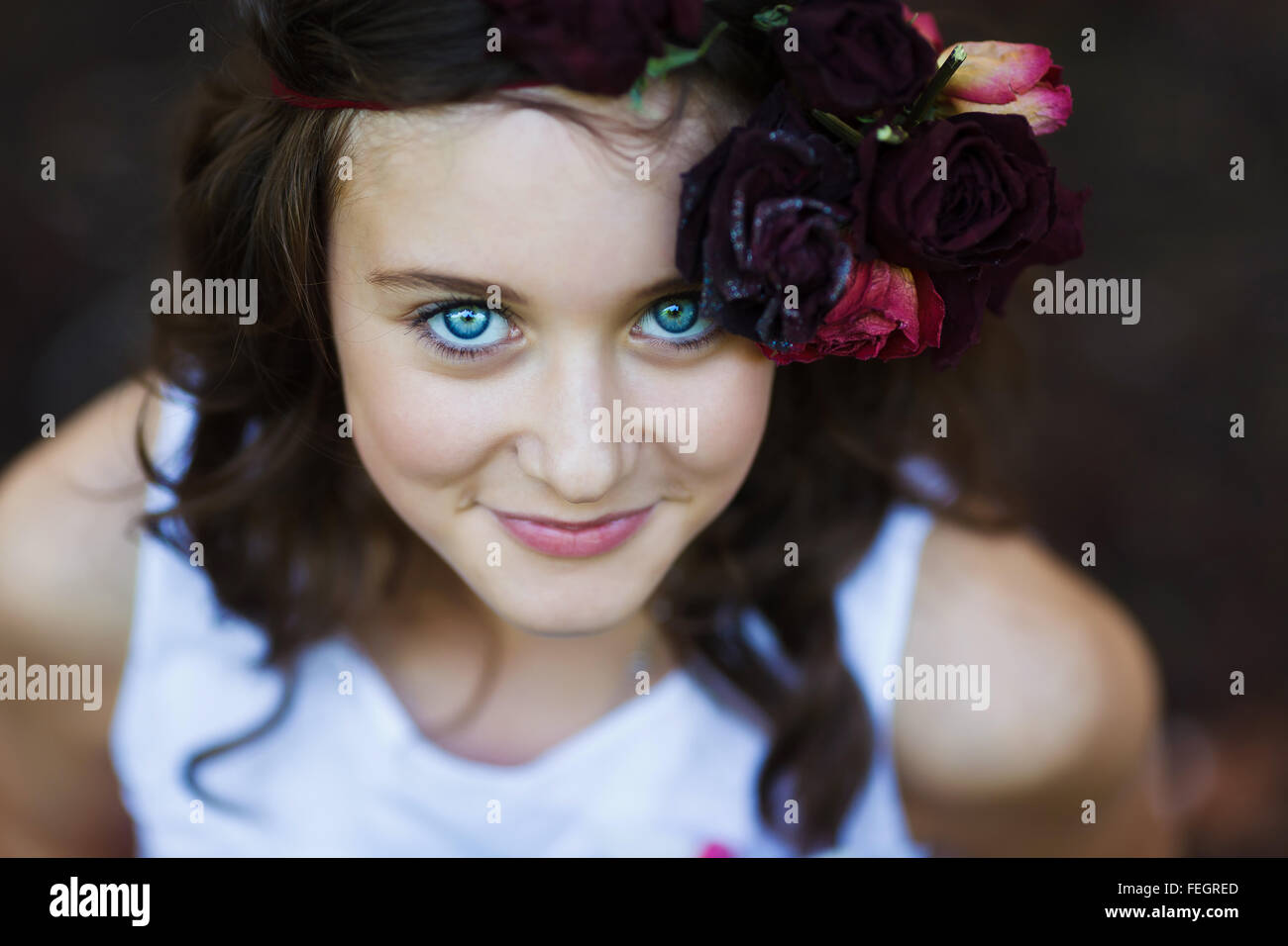 Ritratto di giovane bella ragazza in un parco in estate Foto Stock