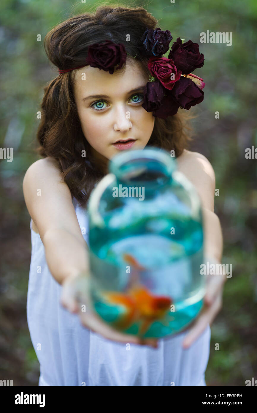 Ragazza giovane con oro di pesce in estate Foto Stock