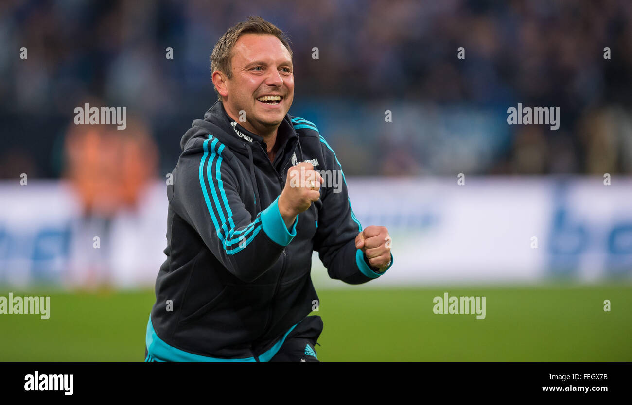 Gelsenkirchen (Germania). 06 feb 2016. Schalke's head coach Andre Breitenreiter celebra il traguardo 3-0 dal Schalke è Alessandro Schoepf (non mostrato) durante la Bundesliga tedesca partita di calcio tra FC Schalke 04 e VfL Wolfsburg alla Veltins Arena di Gelsenkirchen, Germania, 06 febbraio 2016. Foto: GUIDO KIRCHNER/dpa/Alamy Live News Foto Stock