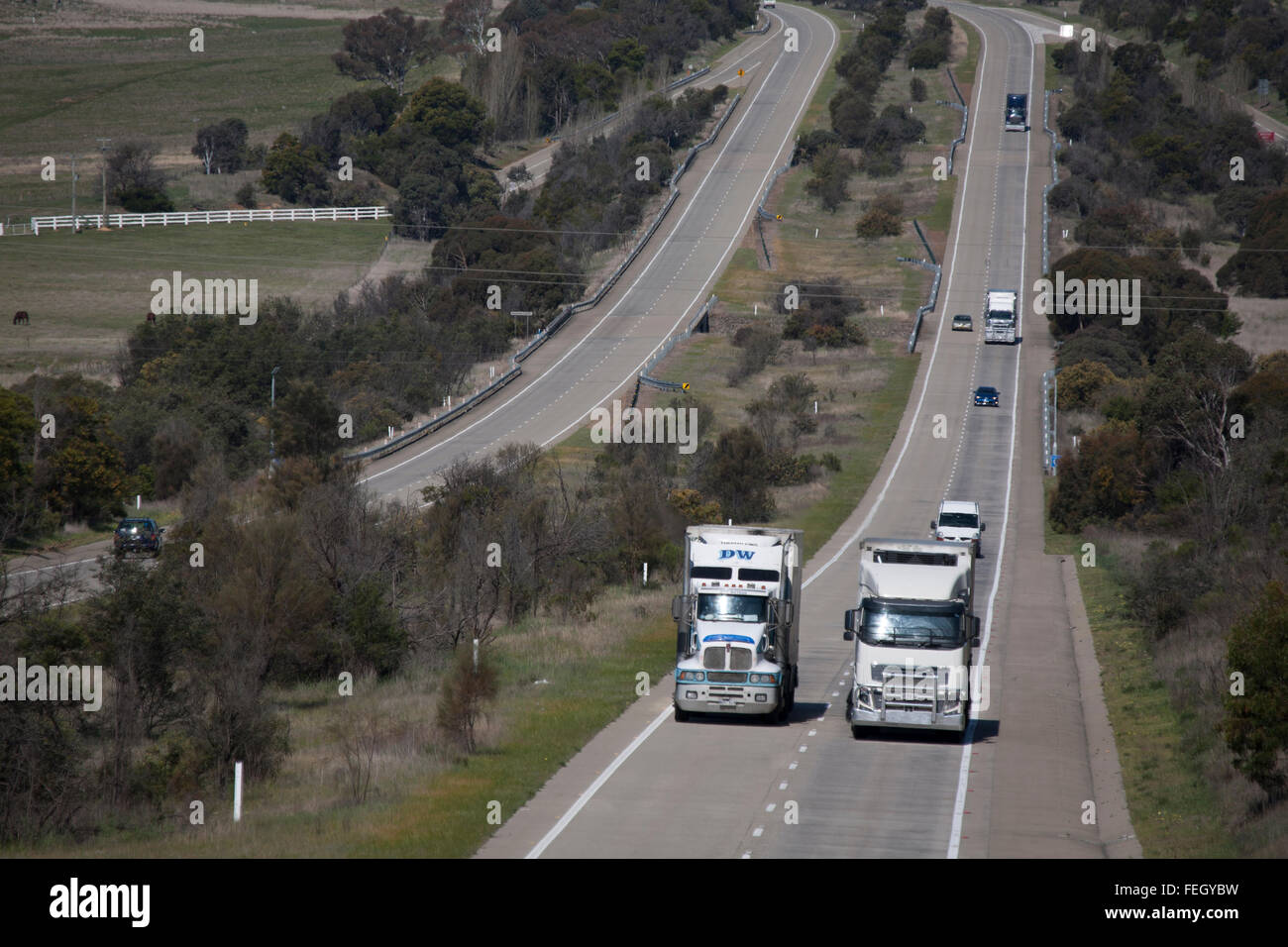 Long Haul carrelli in Hume Highway NSW Australia Foto Stock