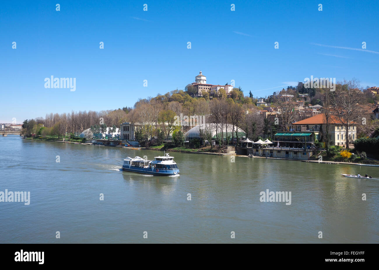 La barca turistica sul fiume Po in Torino Piemonte (Italia settentrionale), con il Monte dei Cappuccini chiesa in background. Foto Stock
