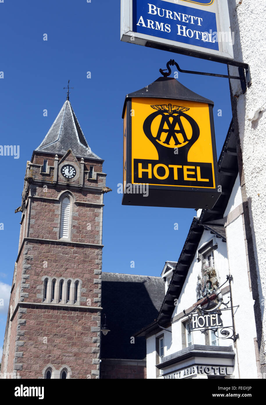 Il vecchio segno AA per la Burnett Arms Hotel nel villaggio di Banchory, Aberdeenshire, Scotland, Regno Unito. Foto Stock