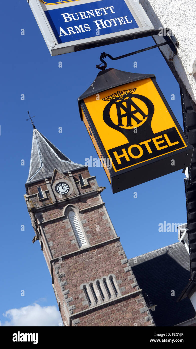 Il vecchio segno AA per la Burnett Arms Hotel nel villaggio di Banchory, Aberdeenshire, Scotland, Regno Unito. Foto Stock