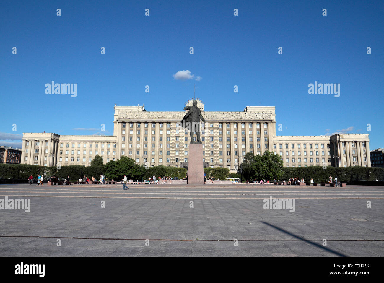 La Casa dei Soviet con la statua di Lenin fino davanti a Moskovskaya Square, San Pietroburgo, Northwestern, Russia. Foto Stock