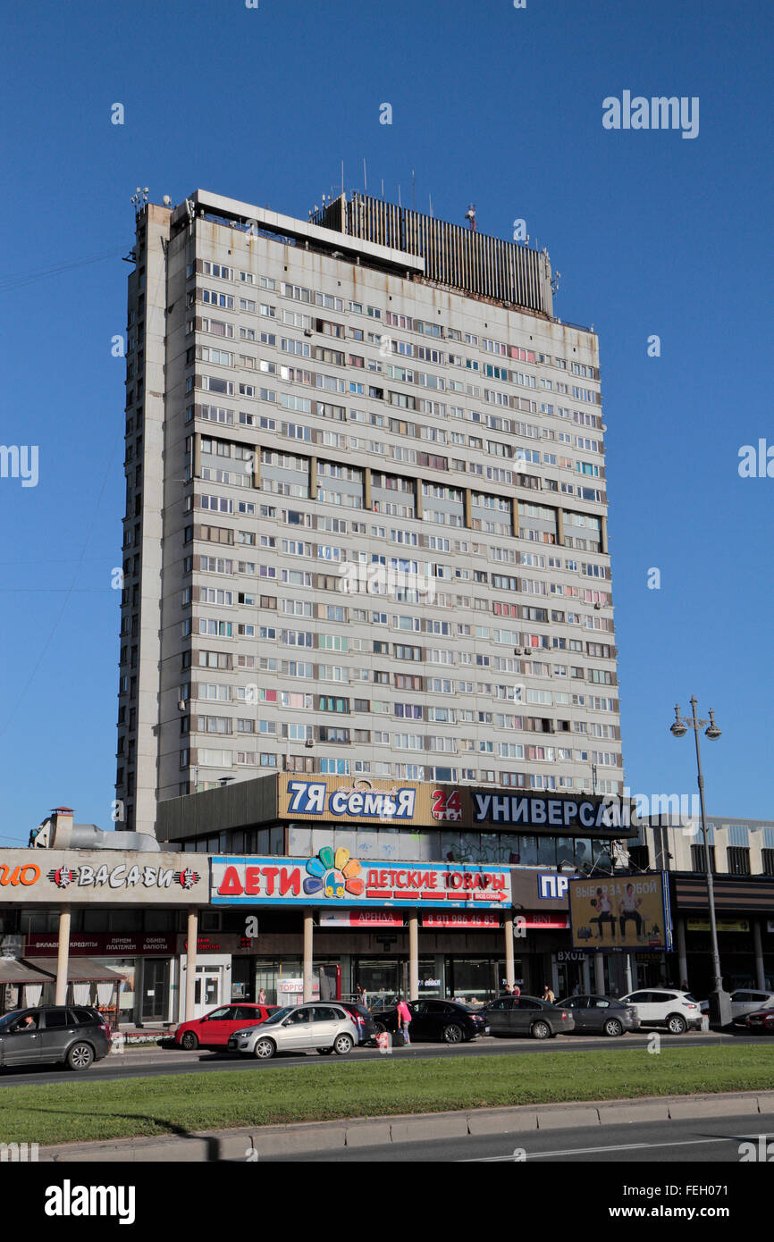 Alta torre residenziale blocco nel Moskovskaya area di San Pietroburgo, Northwestern, Russia. Foto Stock