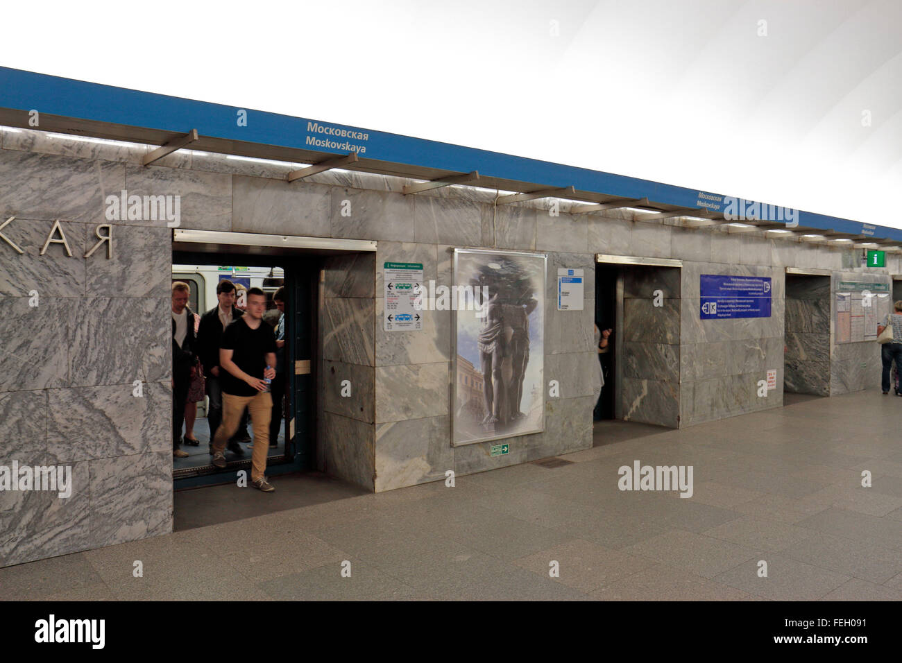 I passeggeri che esce da un treno della metropolitana sulla piattaforma a Moskovskaya dalla stazione di San Pietroburgo, Northwestern, Russia. Foto Stock