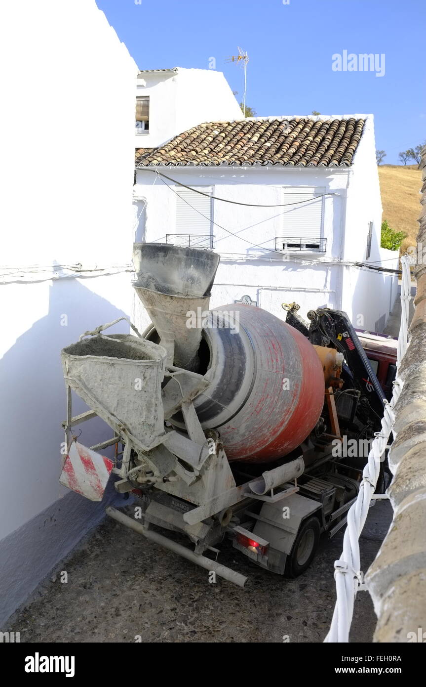 Pronto cemento mescolato carrello navigazione le strette strade di Carcabuey, Cordoba, Andalusia. Spagna Foto Stock