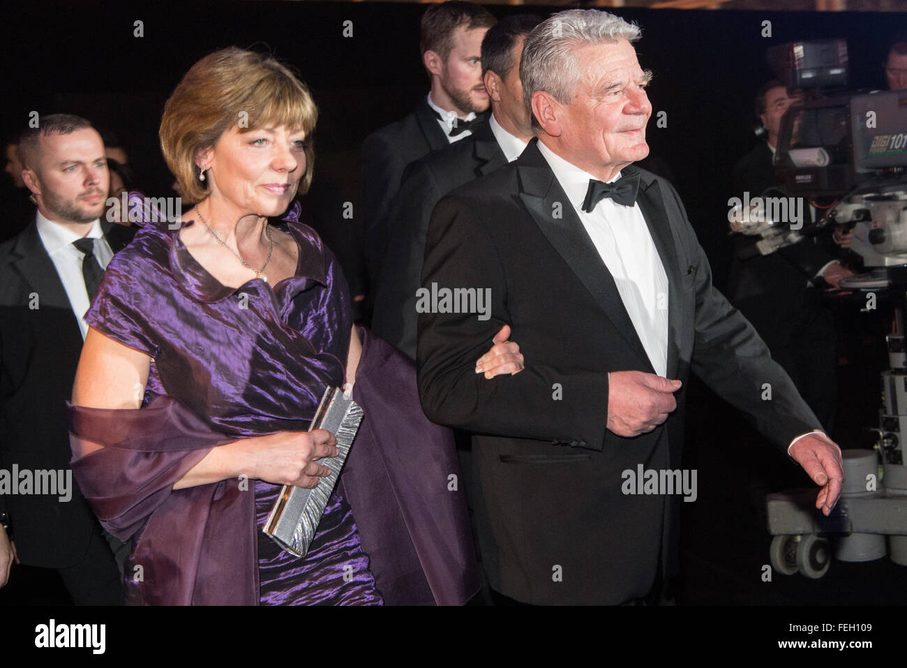 Wiesbaden, Germania. 6 febbraio, 2016. Il Presidente tedesco Joachim Gauck (L) e partner Daniela Schadt frequentare il 2016 Sport palla in Wiesbaden, Germania, il 6 febbraio 2016. Foto: Boris Roessler/dpa/Alamy Live News Foto Stock