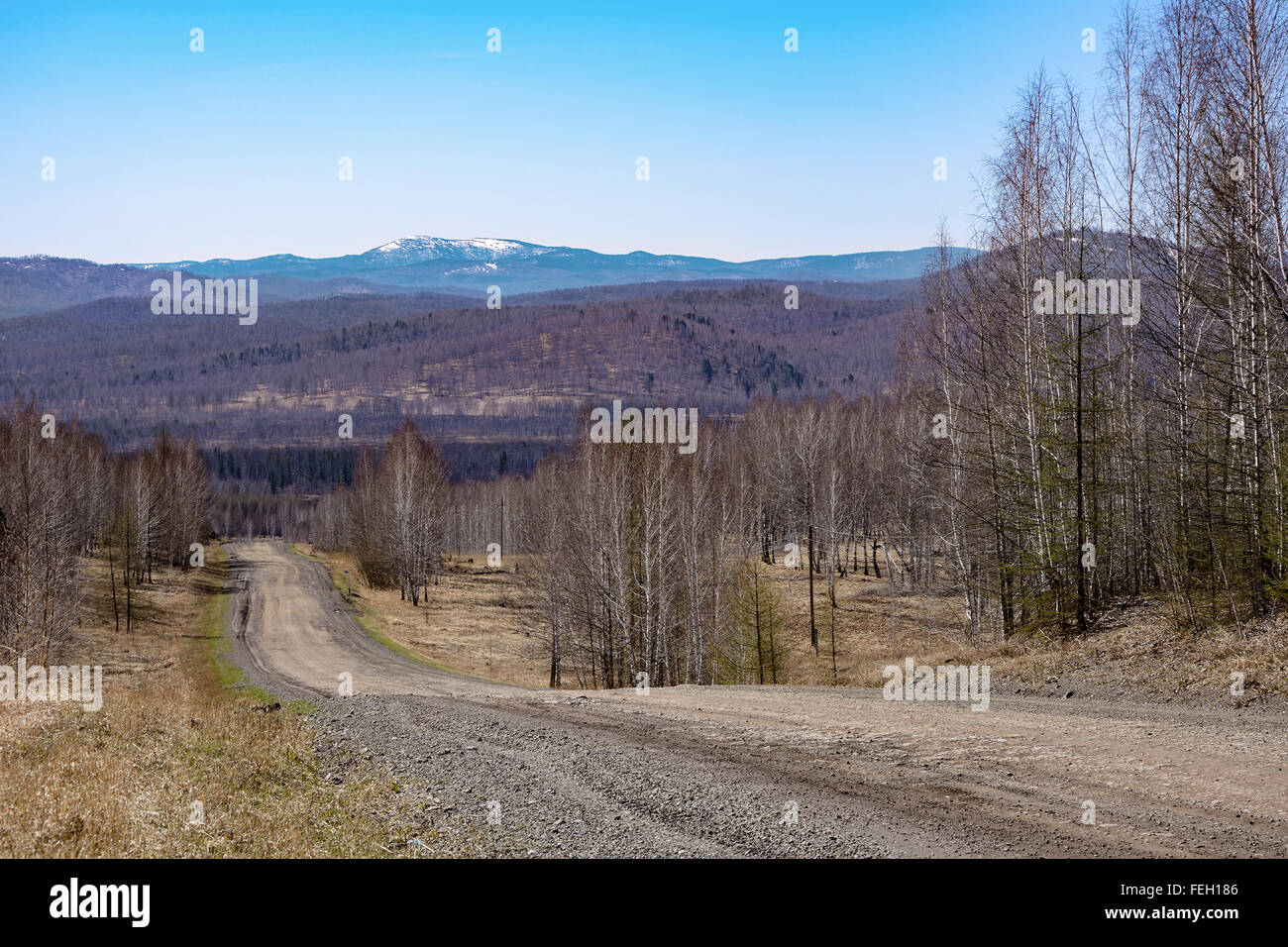 La strada che conduce verso il crinale del Kuznetsk Alatau. Distretto Tisul, Kemerovo Regione, Siberia, Russia Foto Stock
