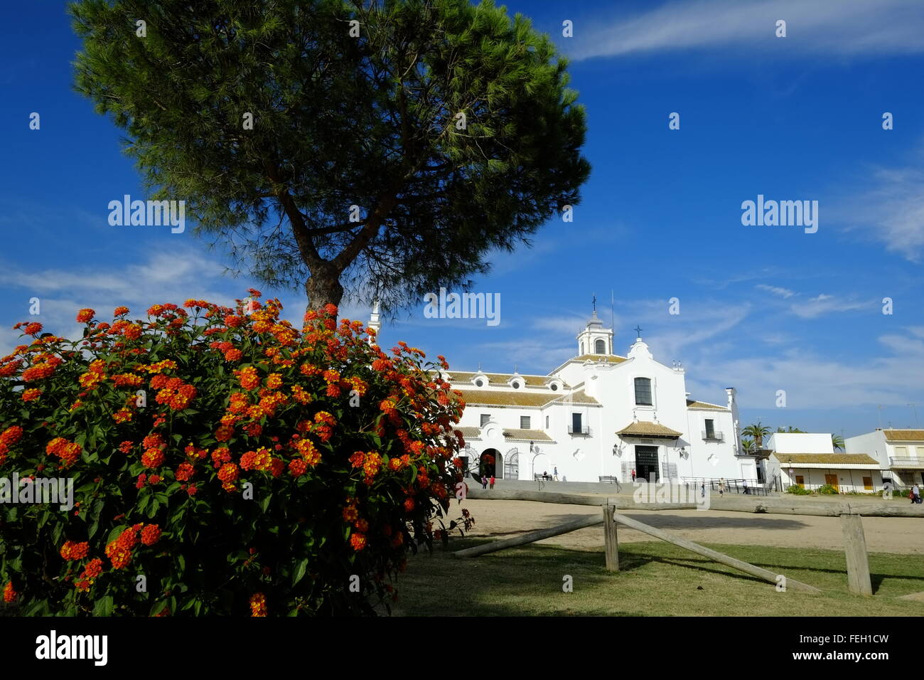 L'Eremo di El Rocio sulle strade sabbiose di El Rocio, Almonte, Provincia di Huelva, Andalusia, Spagna Foto Stock