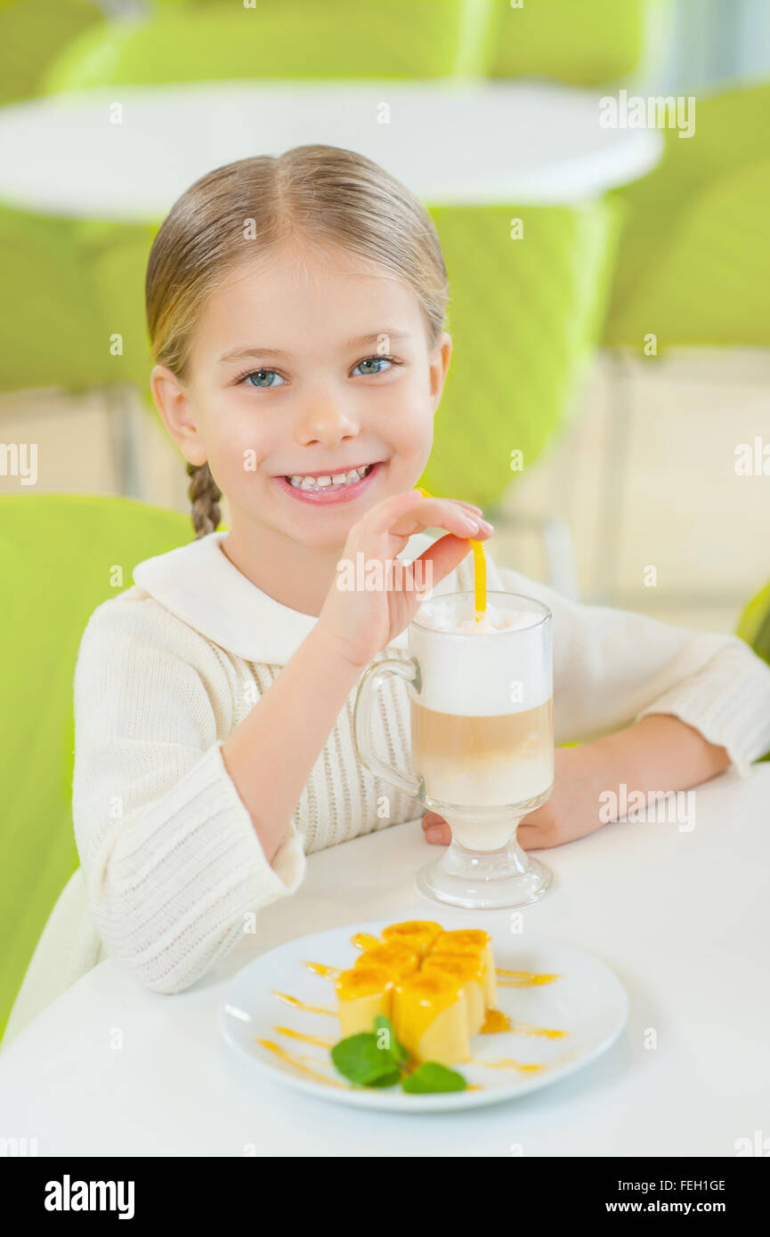 Bambina avente il pranzo presso la caffetteria. Foto Stock