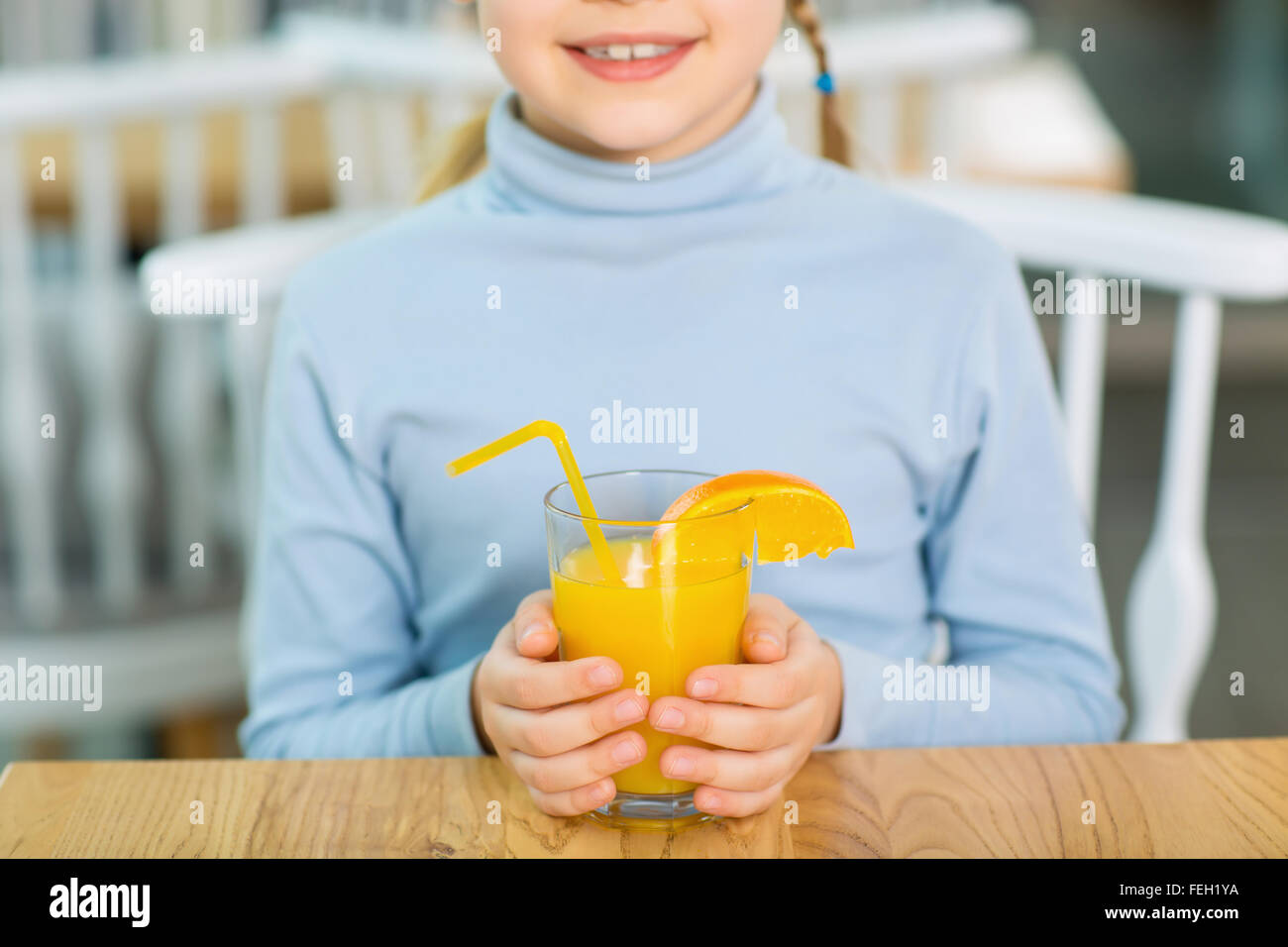 Sorridente ragazza con succo di arancia. Foto Stock