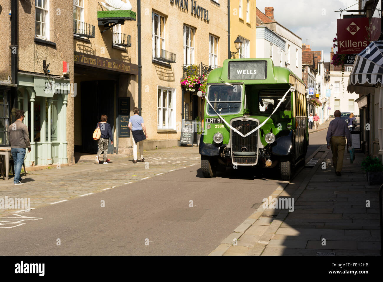 Un bus vintage su Sadler Street in pozzetti, Somerset, Regno Unito Foto Stock