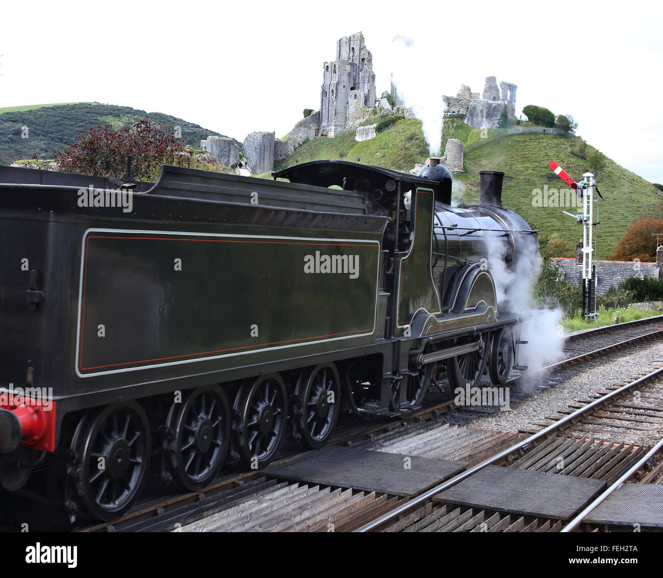 Motore a vapore passando dai ruderi del Castello Corfe, Dorset, Inghilterra, Regno Unito. Foto Stock