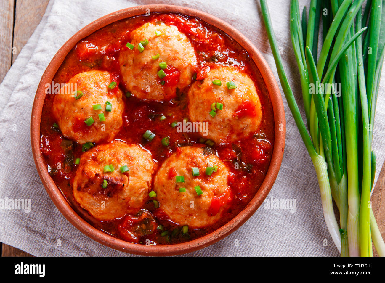 Polpette di pollo con salsa di pomodoro in un vaso di argilla Foto Stock