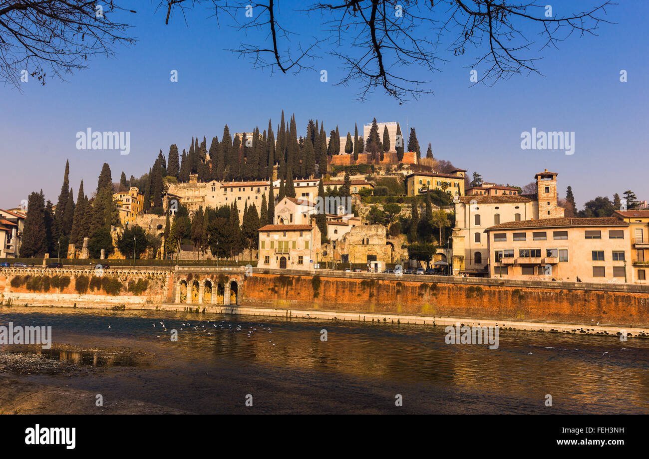 Vista sul colle del Castello di San Pietro nella città vecchia di Verona. Foto Stock