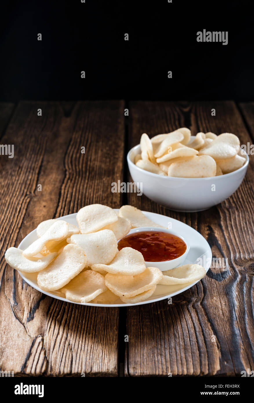 Fresca (Krupuk cracker ai gamberi) sull'annata sullo sfondo di legno Foto Stock