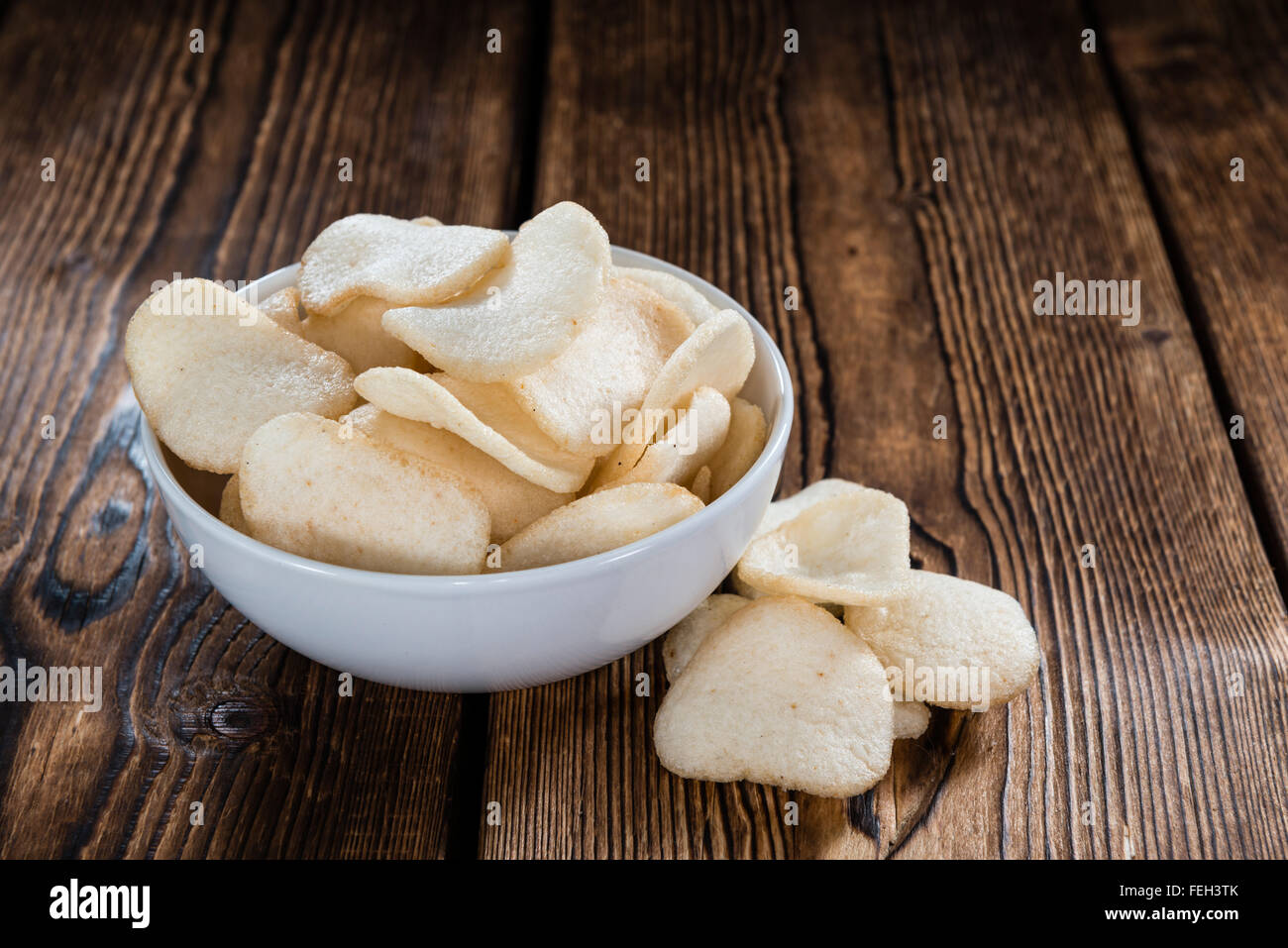 Fresca (Krupuk cracker ai gamberi) sull'annata sullo sfondo di legno Foto Stock