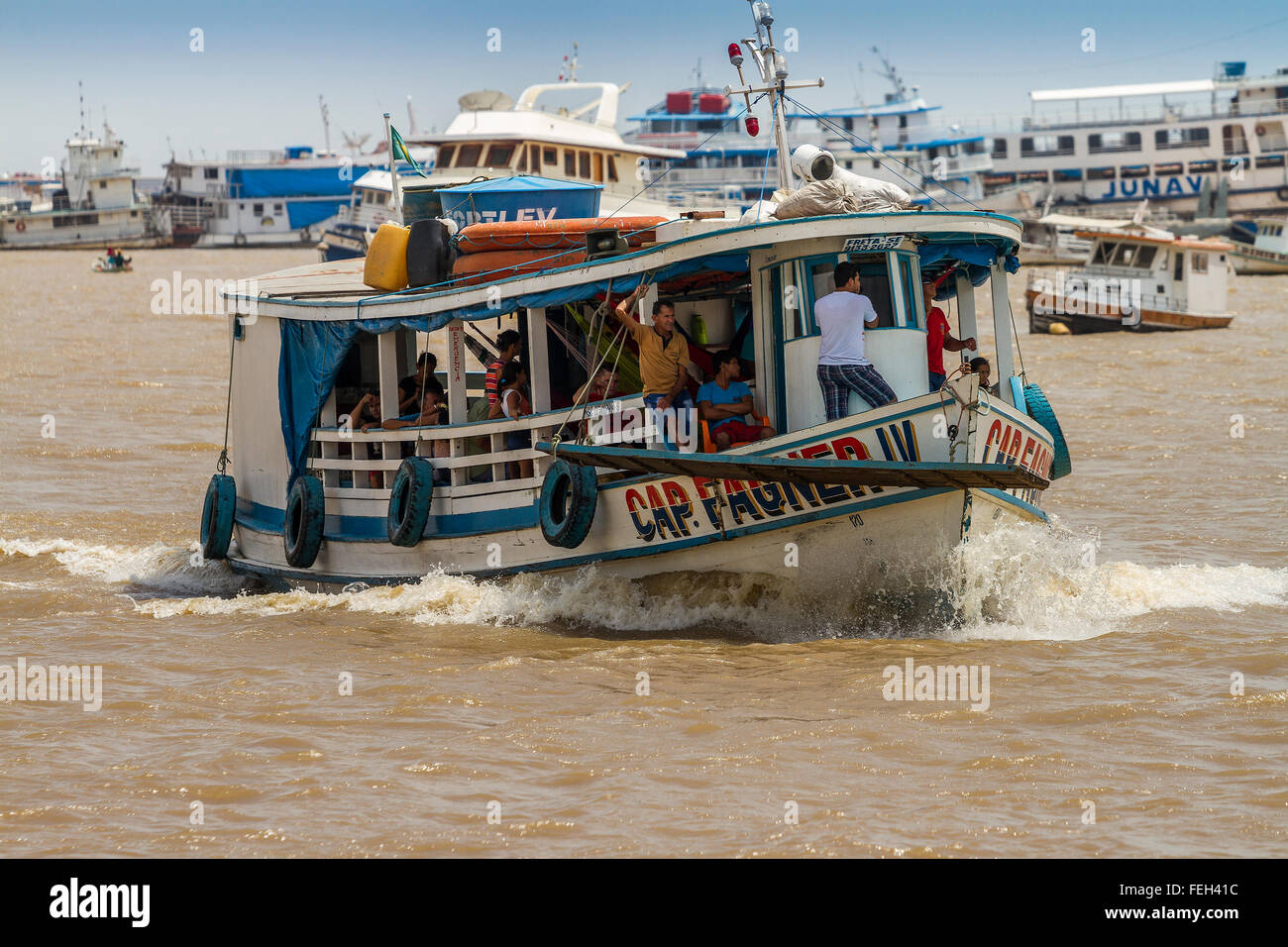 Amazon in barca sul fiume facendo strada su fiume Santarem in Brasile Foto  stock - Alamy