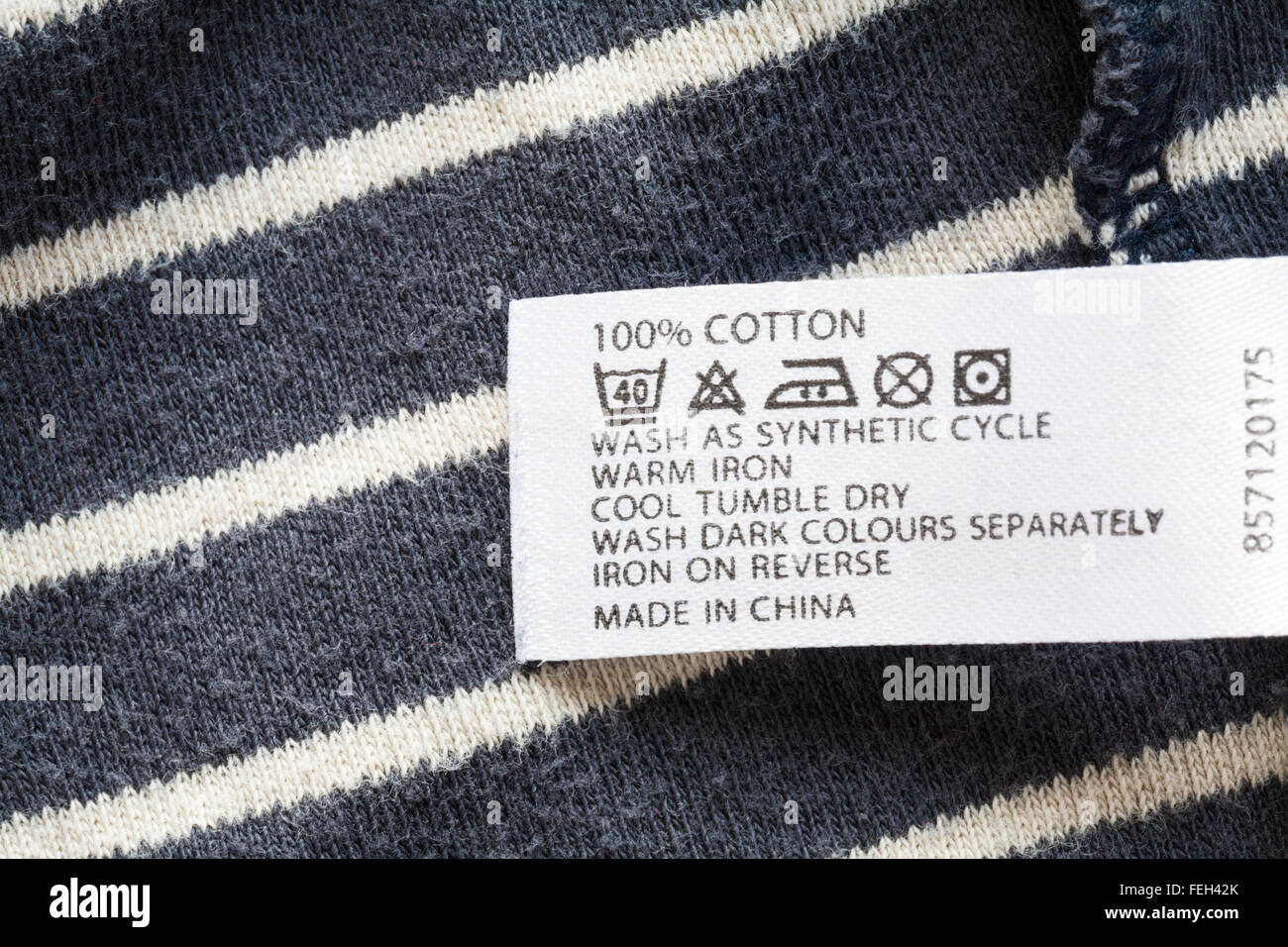 Etichetta in 100% Cotone abito in Cina con cura le istruzioni - venduti nel Regno Unito Regno Unito, Gran Bretagna Foto Stock