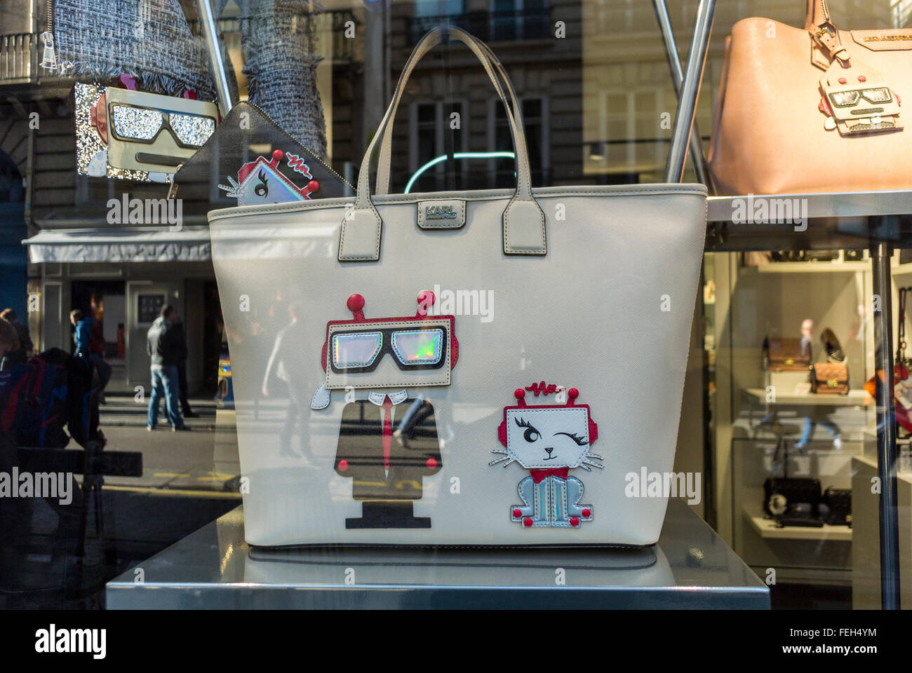 Parigi, Francia, "Karl Lagerfeld' vetrina, shopping, a Le Marais, Display,  Donna Accessori Borse a mano, modalità di etichette Foto stock - Alamy