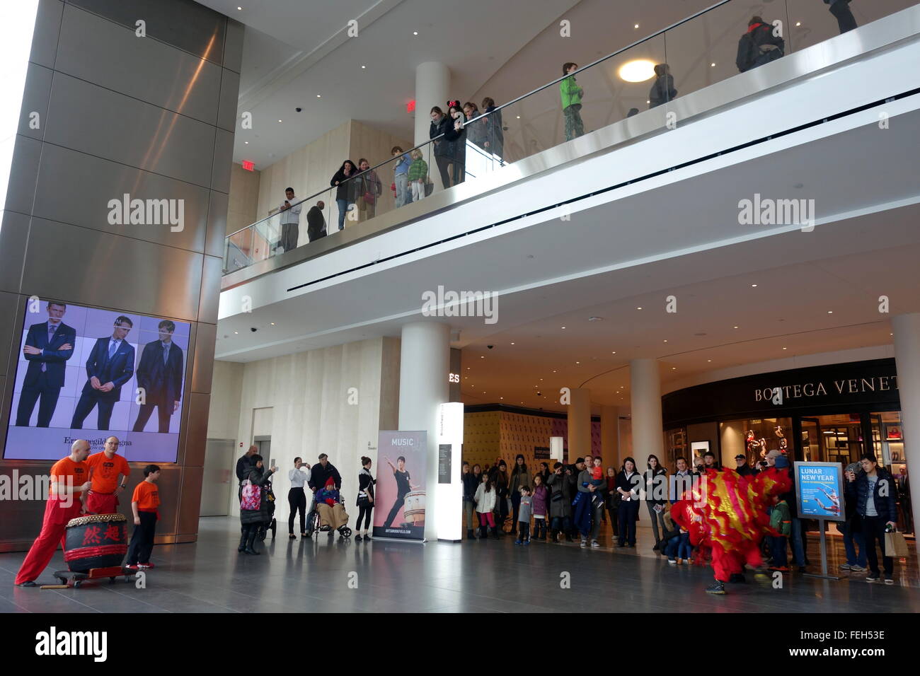 La città di New York, New York, USA, 6 febbraio, 2016 Una grande folla a guardare il Lunar/Anno Nuovo Cinese (anno della scimmia) accogliente la danza del Leone al posto di Brookfield/Giardino d inverno nella città di New York, New York, USA, stillbeyou/Alamy Live News Foto Stock