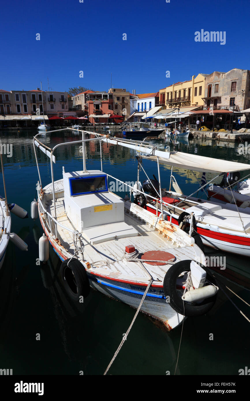 Creta, porto Rethymno, barche nel porto veneziano e ristoranti del lungomare Foto Stock