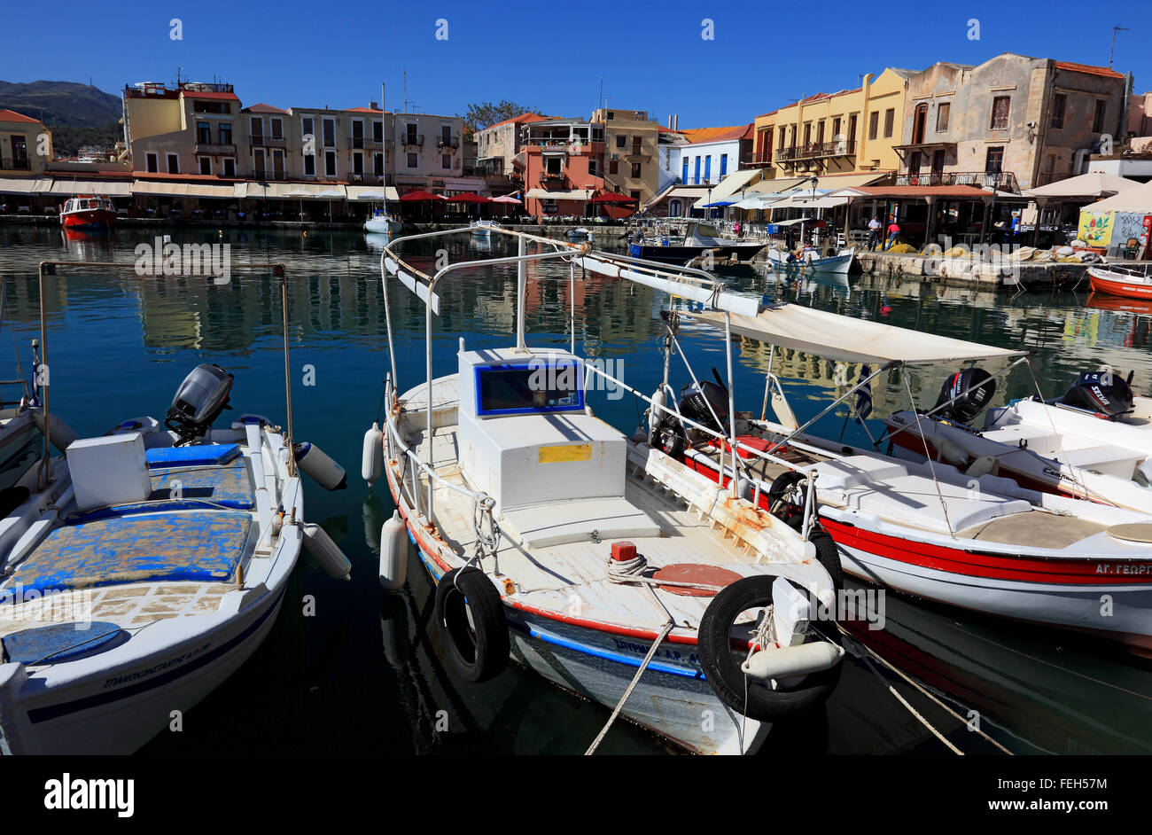 Creta, porto Rethymno, barche nel porto veneziano e ristoranti del lungomare Foto Stock