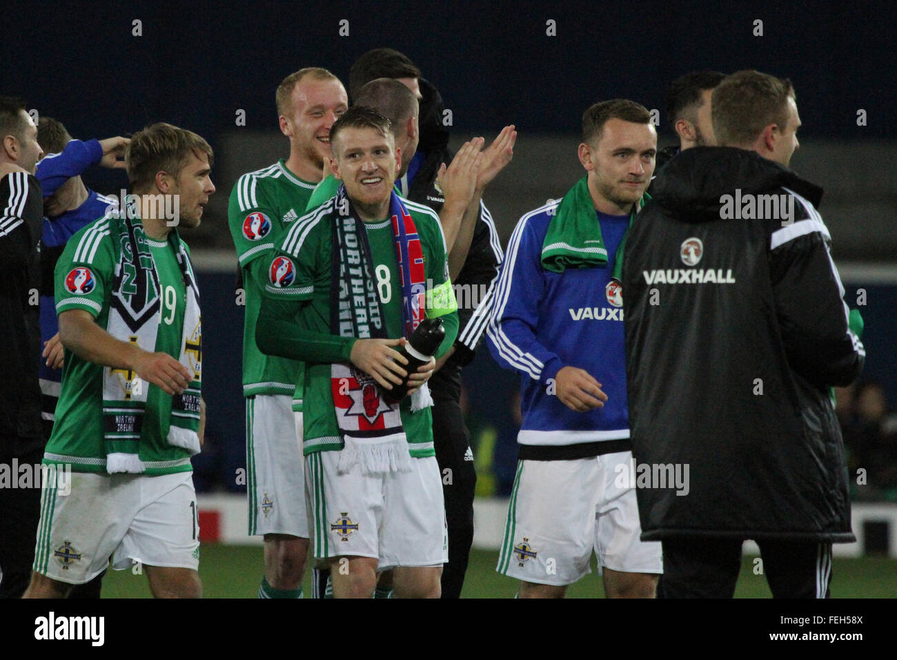 08 ott 2015 - Euro 2016 Qualifier - Gruppo F - Irlanda del Nord 3 Grecia 1. Irlanda del Nord i giocatori festeggiare dopo il loro paese qualificato per la finale di Euro per la prima volta nella sua storia. Foto Stock